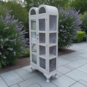 Vintage Vitrine mit Beleuchtung & Pfauenmotiv – Glasvitrine im Landhausstil – Petunia