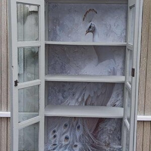 Vintage Vitrine mit Beleuchtung & Pfauenmotiv – Glasvitrine im Landhausstil – Petunia