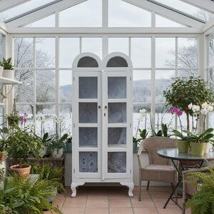 Vintage Vitrine mit Beleuchtung & Pfauenmotiv – Glasvitrine im Landhausstil – Petunia