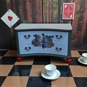 Vintage Kommode mit Fantasy Motiv – außergewöhnliches Upcycling Sideboard – Statement Möbel Mila