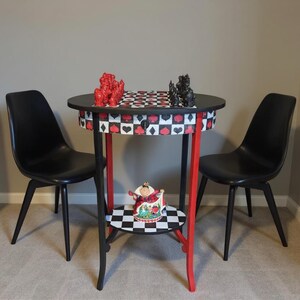 Vintage Schachtisch mit Schachfiguren – außergewöhnlicher Spieltisch im Karten-Design – Isabella