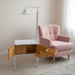 Vintage Lampentisch aus altem Nähschränkchen – Beistelltisch mit integrierter Lampe & Stauraum