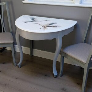 Halbrunder Vintage Wandtisch aus Vollholz – platzsparender Konsolentisch mit Kranichmotiv