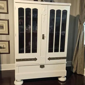 Vintage Vitrinenschrank mit Beleuchtung – cremefarbene Vitrine mit Facettenglas – Aris