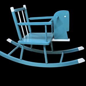 Vintage Schaukelpferd aus Holz in Blau & Weiß – dekoratives Holzpferd fürs Kinderzimmer – Lumi