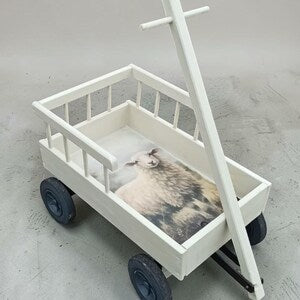 Vintage Bollerwagen aus Holz – Landhaus Deko mit Schafmotiv – Kinderzimmer Deko – aufgearbeitetes Unikat Bolle