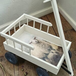 Vintage Bollerwagen aus Holz – Landhaus Deko mit Schafmotiv – Kinderzimmer Deko – aufgearbeitetes Unikat Bolle