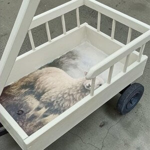 Vintage Bollerwagen aus Holz – Landhaus Deko mit Schafmotiv – Kinderzimmer Deko – aufgearbeitetes Unikat Bolle