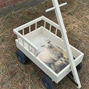 Vintage Bollerwagen aus Holz – Landhaus Deko mit Schafmotiv – Kinderzimmer Deko – aufgearbeitetes Unikat Bolle