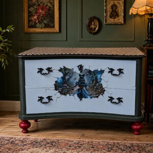 Vintage Kommode mit Fantasy Motiv – außergewöhnliches Upcycling Sideboard – Statement Möbel Mila