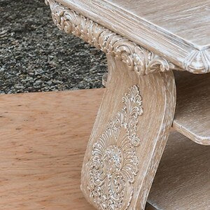 Massivholz Couchtisch im Landhausstil – Vintage Wohnzimmertisch mit Ablage & Schnitzereien – Livia