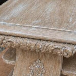 Massivholz Couchtisch im Landhausstil – Vintage Wohnzimmertisch mit Ablage & Schnitzereien – Livia
