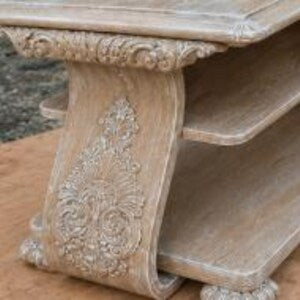 Massivholz Couchtisch im Landhausstil – Vintage Wohnzimmertisch mit Ablage & Schnitzereien – Livia