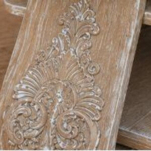 Massivholz Couchtisch im Landhausstil – Vintage Wohnzimmertisch mit Ablage & Schnitzereien – Livia