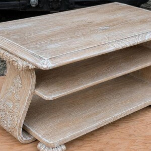 Massivholz Couchtisch im Landhausstil – Vintage Wohnzimmertisch mit Ablage & Schnitzereien – Livia