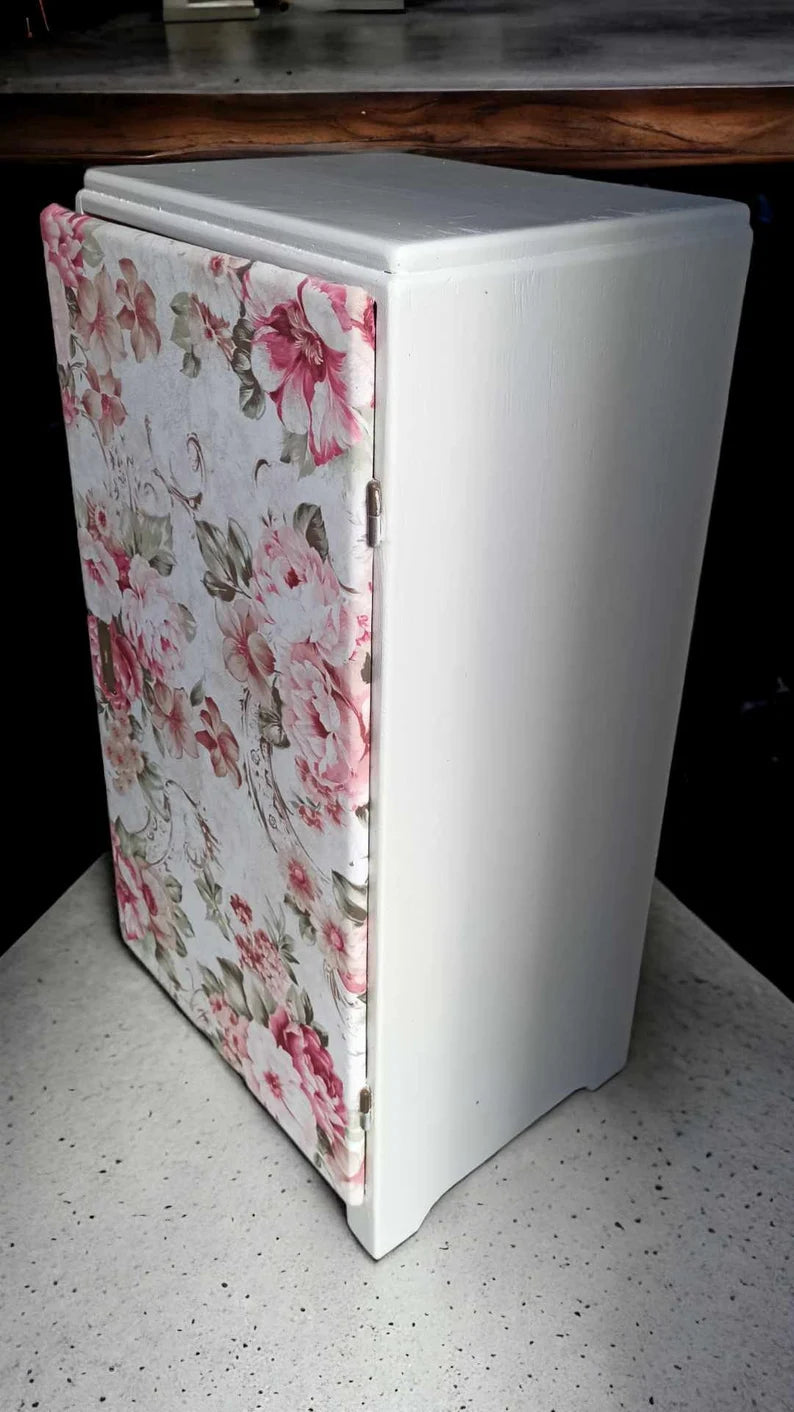Schmaler Vintage Schrank mit Blumenmuster – Nachtschrank im Landhausstil | Irina