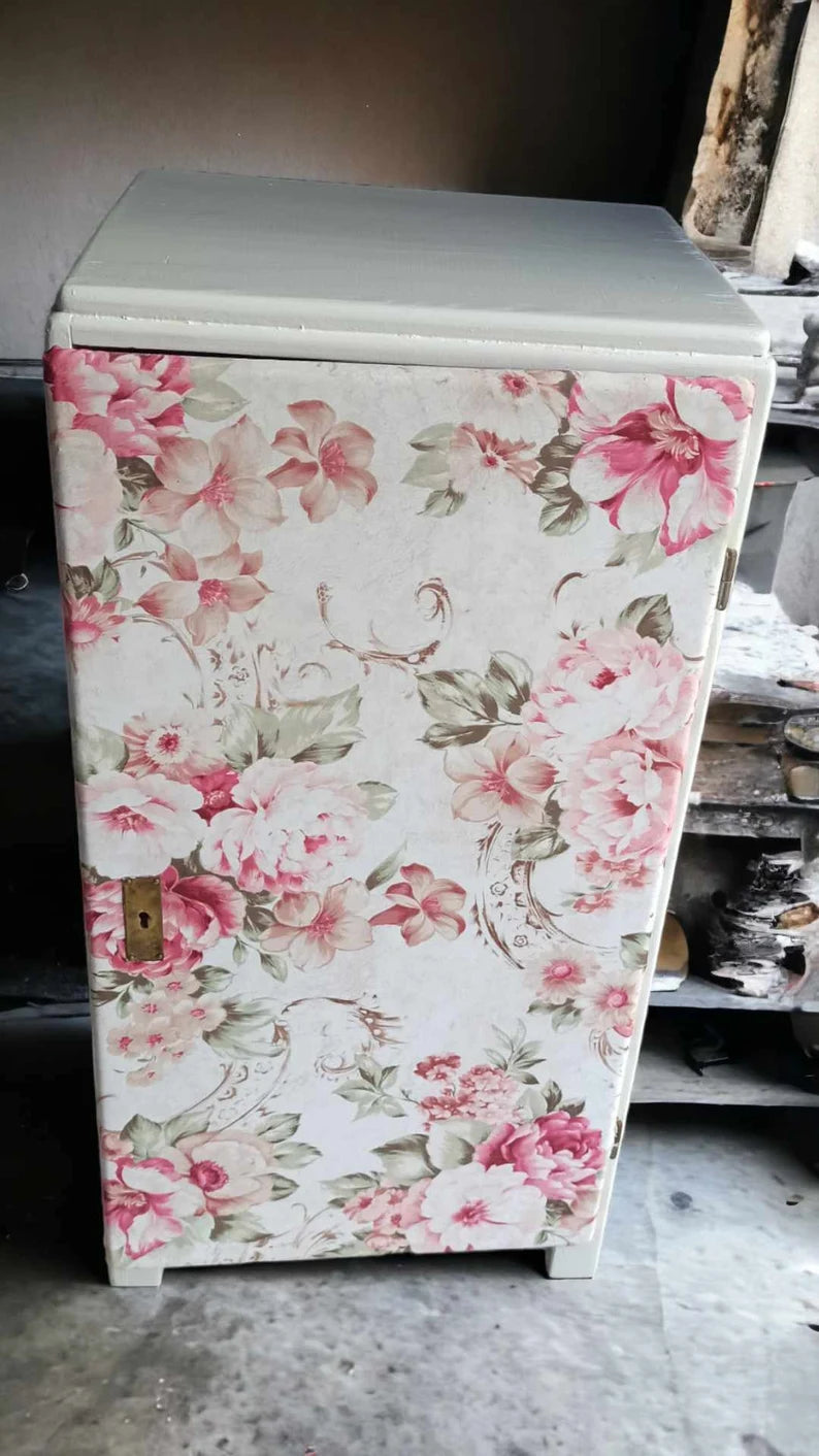 Schmaler Vintage Schrank mit Blumenmuster – Nachtschrank im Landhausstil | Irina