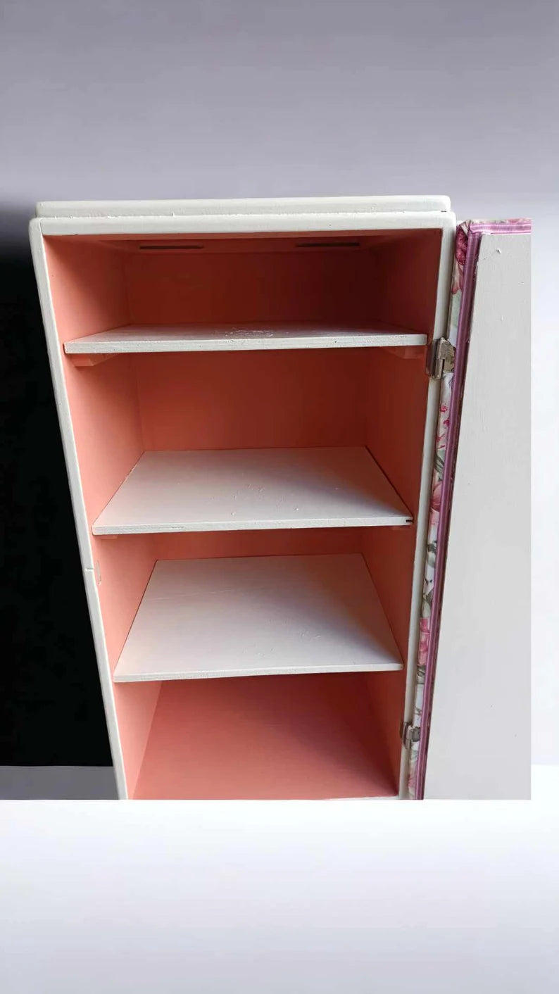 Schmaler Vintage Schrank mit Blumenmuster – Nachtschrank im Landhausstil | Irina