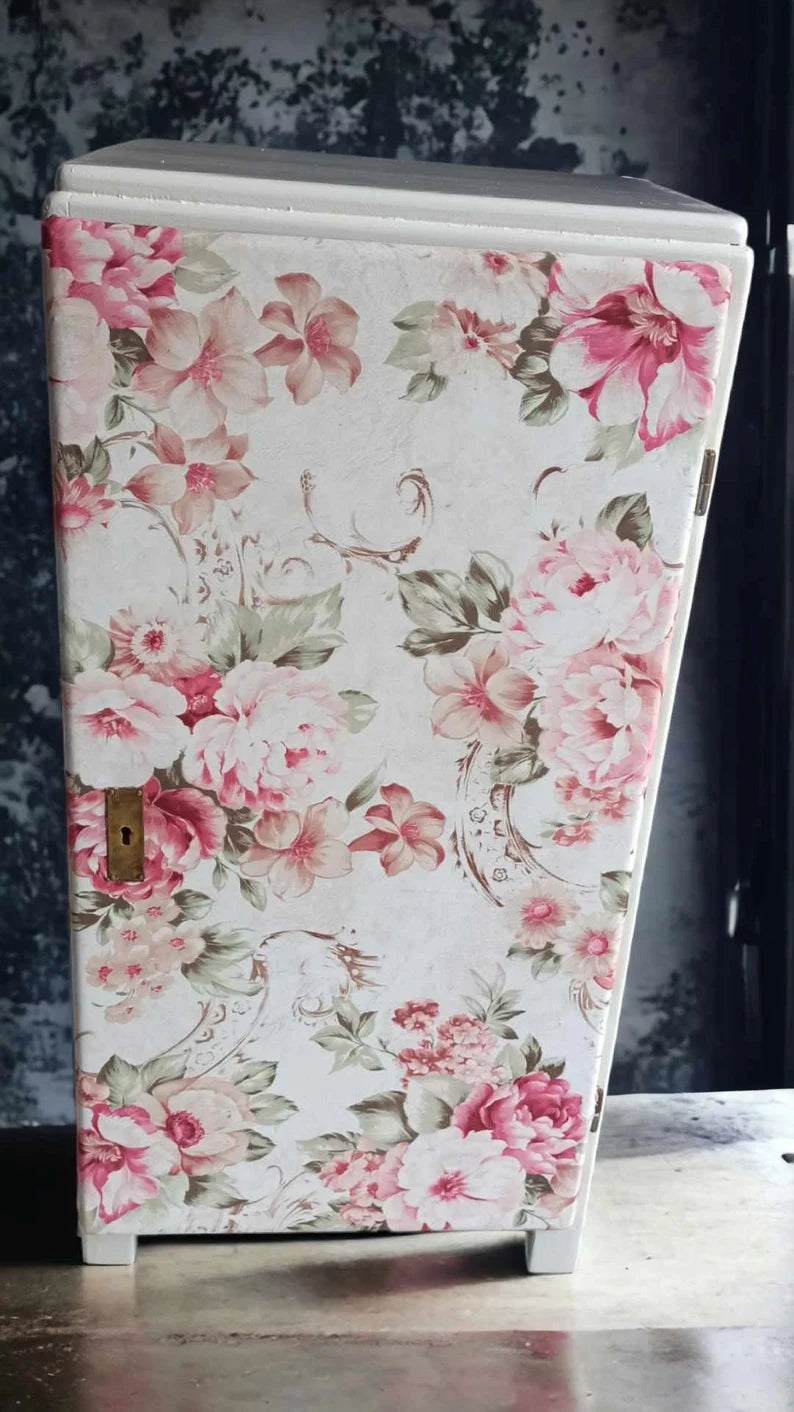 Schmaler Vintage Schrank mit Blumenmuster – Nachtschrank im Landhausstil | Irina