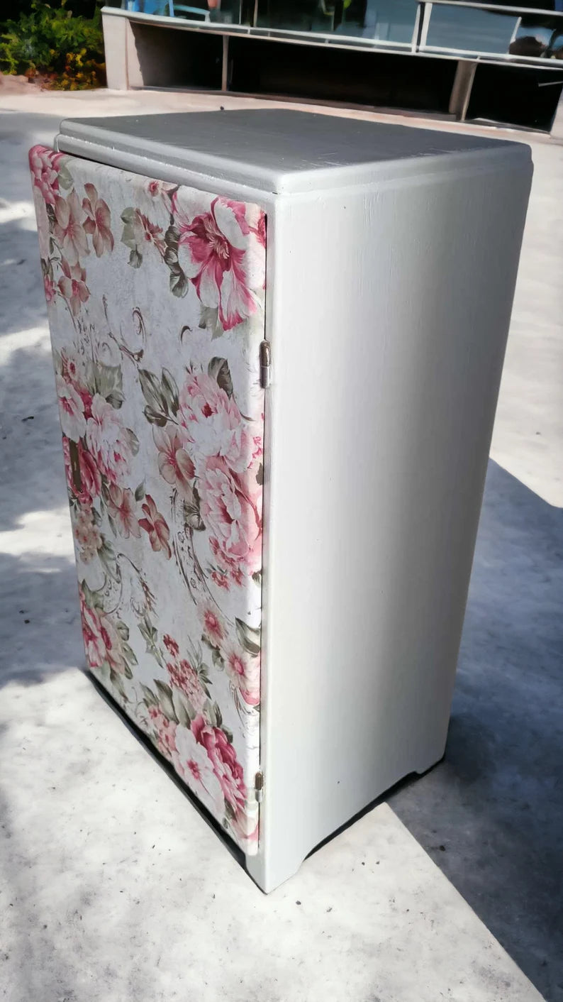 Schmaler Vintage Schrank mit Blumenmuster – Nachtschrank im Landhausstil | Irina
