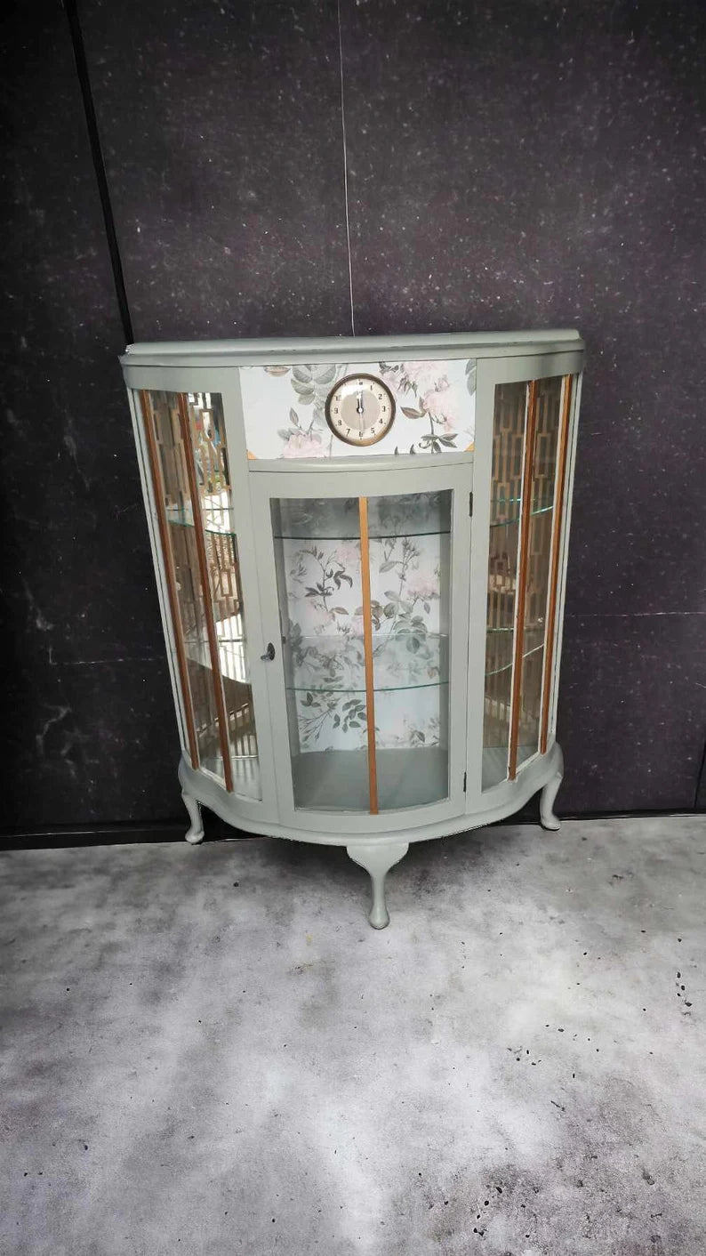 Vintage Vitrine mit Uhr & Beleuchtung | Gebogene Glasvitrine | Upcycling Möbel | Heidi