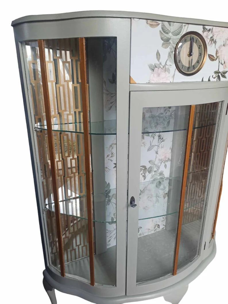 Vintage Vitrine mit Uhr & Beleuchtung | Gebogene Glasvitrine | Upcycling Möbel | Heidi