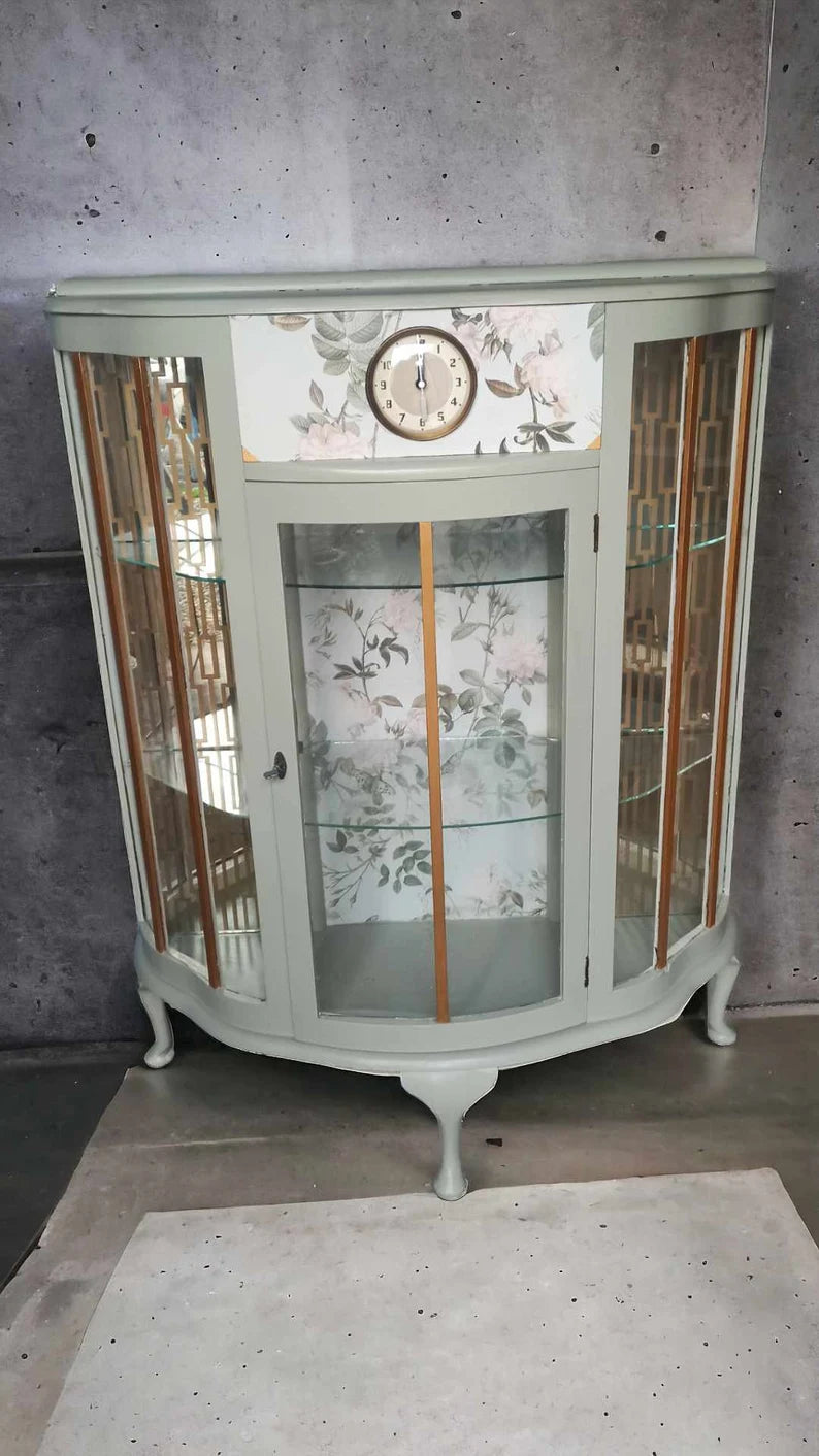 Vintage Vitrine mit Uhr & Beleuchtung | Gebogene Glasvitrine | Upcycling Möbel | Heidi