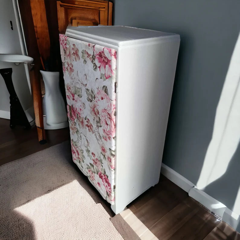 Schmaler Vintage Schrank mit Blumenmuster – Nachtschrank im Landhausstil | Irina