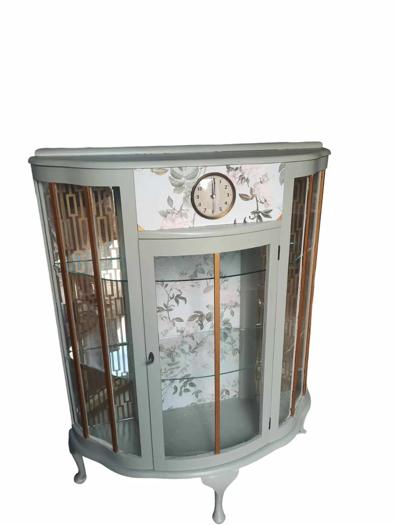 Vintage Vitrine mit Uhr & Beleuchtung | Gebogene Glasvitrine | Upcycling Möbel | Heidi