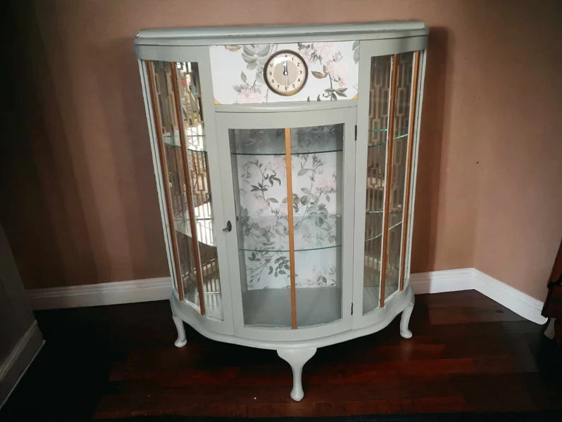 Vintage Vitrine mit Uhr & Beleuchtung | Gebogene Glasvitrine | Upcycling Möbel | Heidi