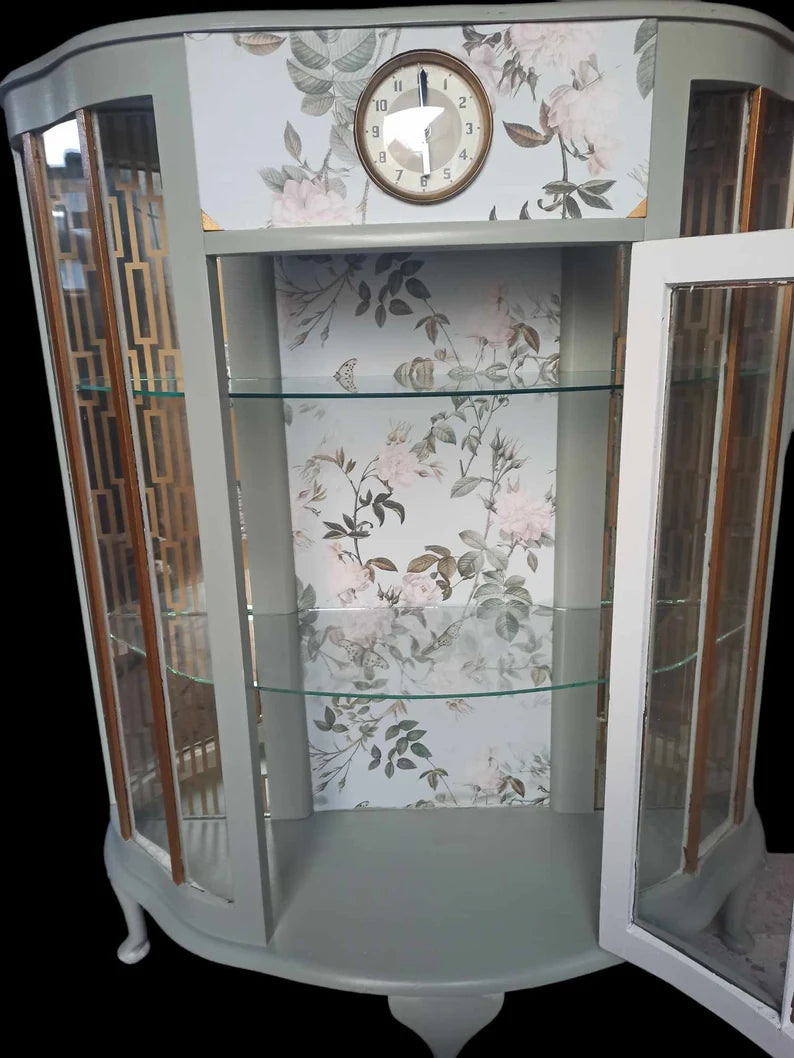 Vintage Vitrine mit Uhr & Beleuchtung | Gebogene Glasvitrine | Upcycling Möbel | Heidi