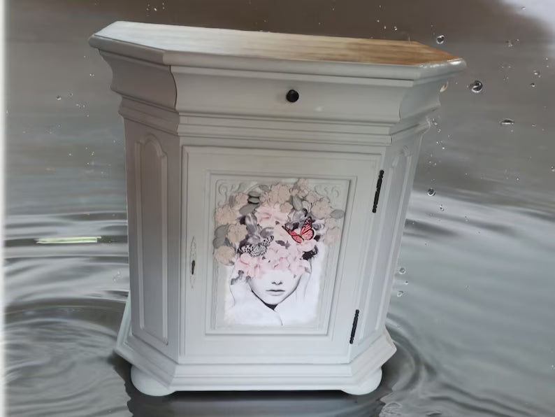Vintage Kommode mit Blumenmotiv & 3D-Blüten – romantischer Beistellschrank | Flower