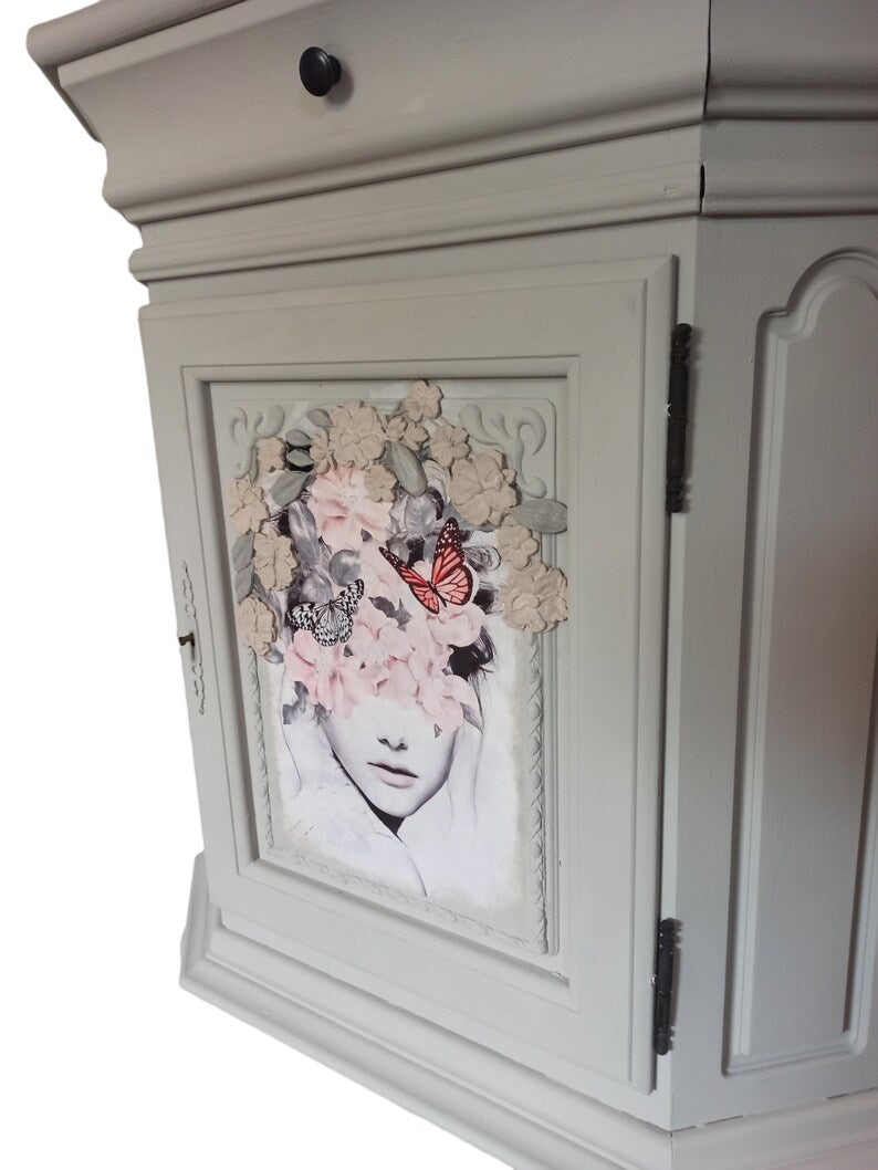 Vintage Kommode mit Blumenmotiv & 3D-Blüten – romantischer Beistellschrank | Flower