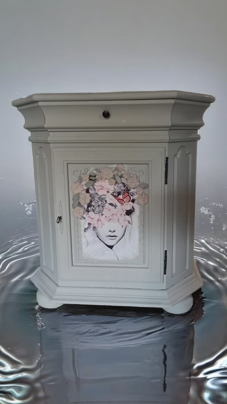 Vintage Kommode mit Blumenmotiv & 3D-Blüten – romantischer Beistellschrank | Flower
