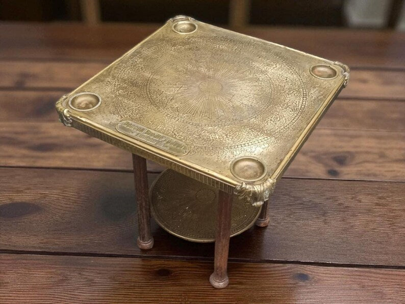 Vintage Messingtisch mit Holzbeinen – Beistelltisch „Deacon Brodie’s Tavern“