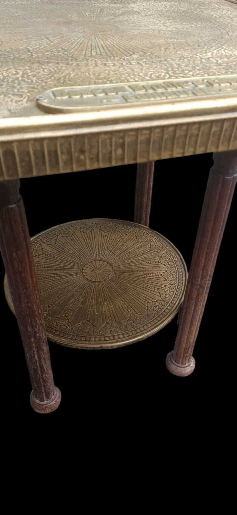 Vintage Messingtisch mit Holzbeinen – Beistelltisch „Deacon Brodie’s Tavern“