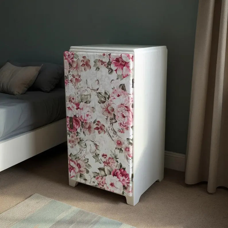Schmaler Vintage Schrank mit Blumenmuster – Nachtschrank im Landhausstil | Irina