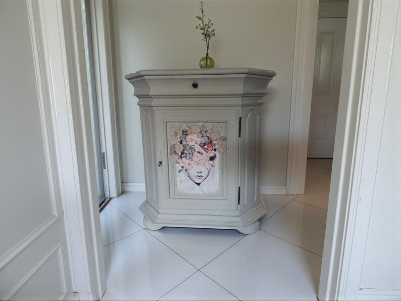 Vintage Kommode mit Blumenmotiv & 3D-Blüten – romantischer Beistellschrank | Flower