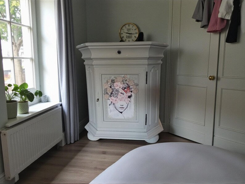 Vintage Kommode mit Blumenmotiv & 3D-Blüten – romantischer Beistellschrank | Flower