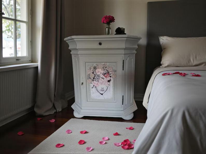 Vintage Kommode mit Blumenmotiv & 3D-Blüten – romantischer Beistellschrank | Flower