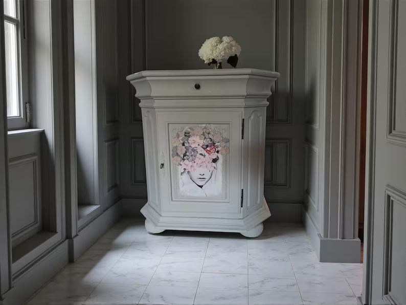 Vintage Kommode mit Blumenmotiv & 3D-Blüten – romantischer Beistellschrank | Flower