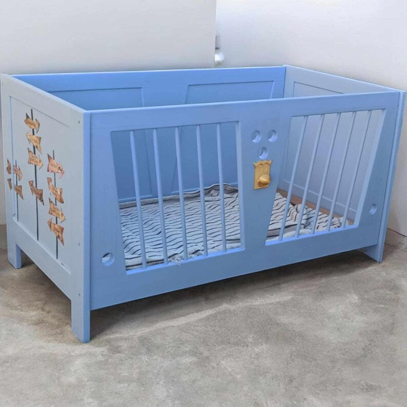 Vintage Kinderbett 60x120 cm | Aufgearbeitetes Holzbett mit Alice-Motiv | Blaues Einzelstück