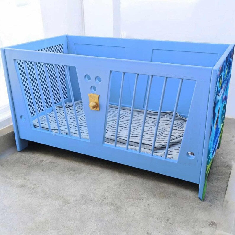 Vintage Kinderbett 60x120 cm | Aufgearbeitetes Holzbett mit Alice-Motiv | Blaues Einzelstück