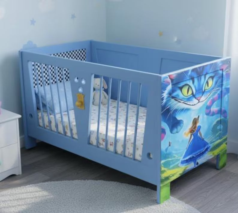 Vintage Kinderbett 60x120 cm | Aufgearbeitetes Holzbett mit Alice-Motiv | Blaues Einzelstück
