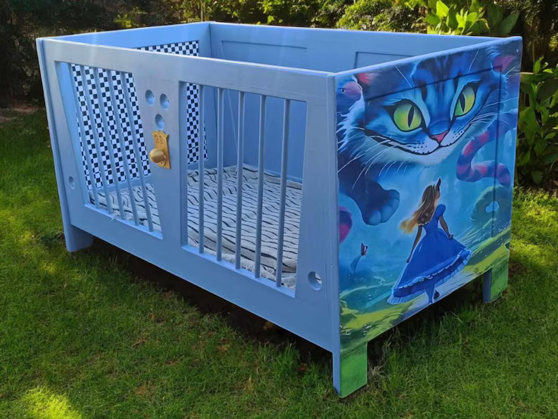 Vintage Kinderbett 60x120 cm | Aufgearbeitetes Holzbett mit Alice-Motiv | Blaues Einzelstück