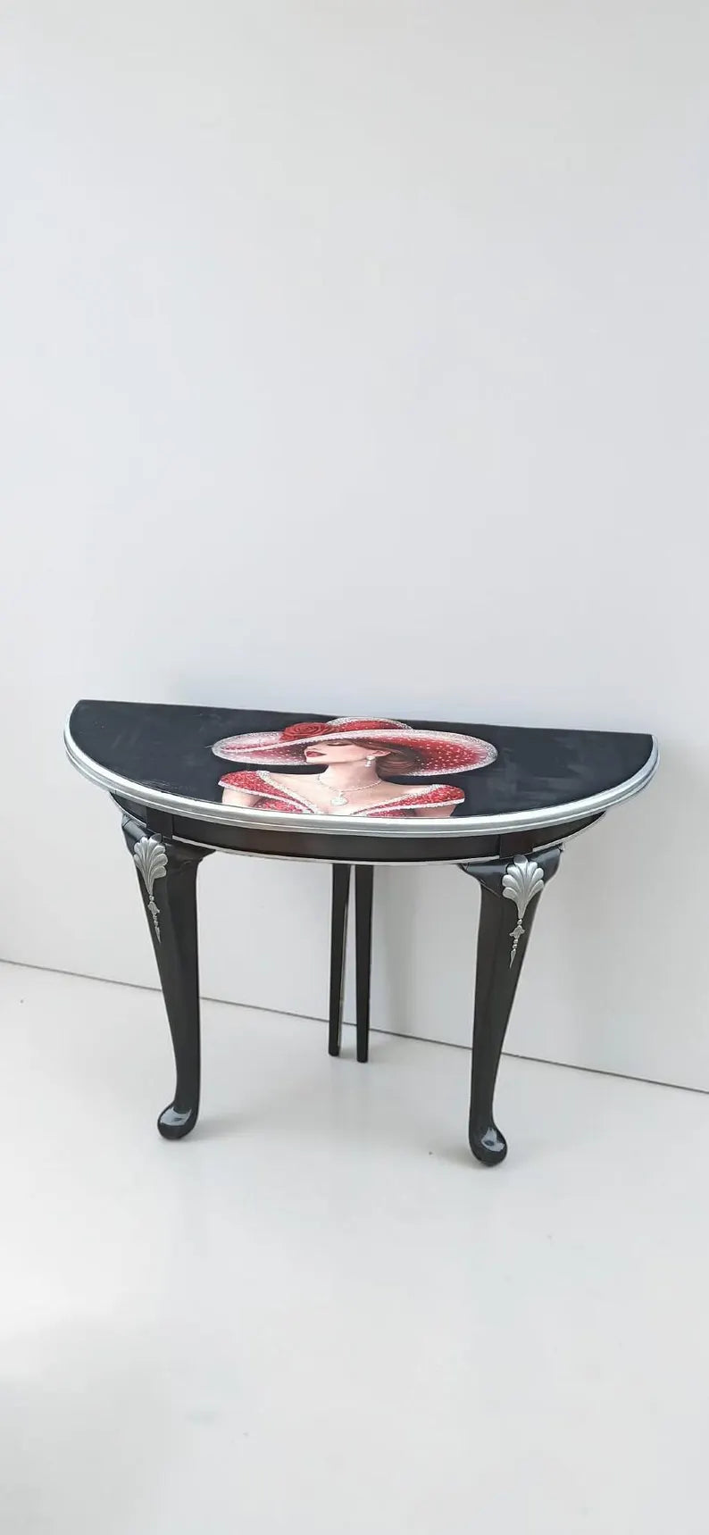 Halbrunder Konsolentisch Vintage – schwarze Wandkonsole mit Frauenmotiv | Katja