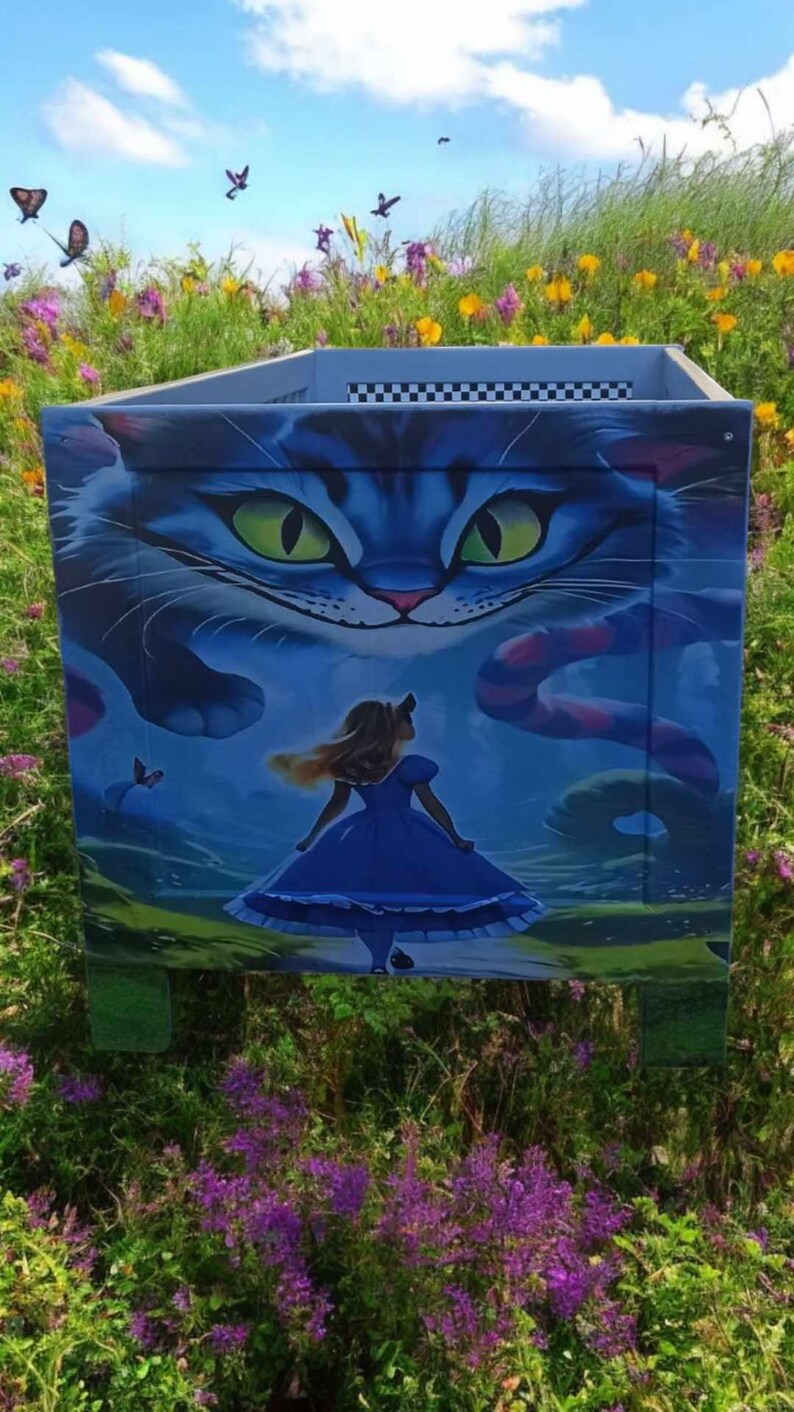 Vintage Kinderbett 60x120 cm | Aufgearbeitetes Holzbett mit Alice-Motiv | Blaues Einzelstück
