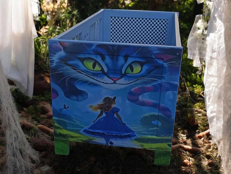 Vintage Kinderbett 60x120 cm | Aufgearbeitetes Holzbett mit Alice-Motiv | Blaues Einzelstück