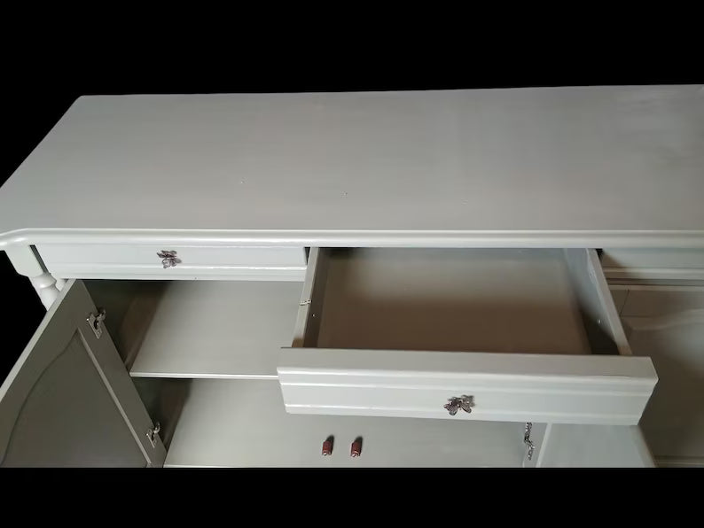 Vintage Sideboard aus Massivholz | Landhausstil | Salbeigrün mit Magnolienmotiv | Mirelle