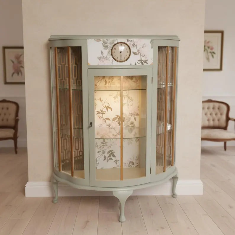 Vintage Vitrine mit Uhr & Beleuchtung | Gebogene Glasvitrine | Upcycling Möbel | Heidi